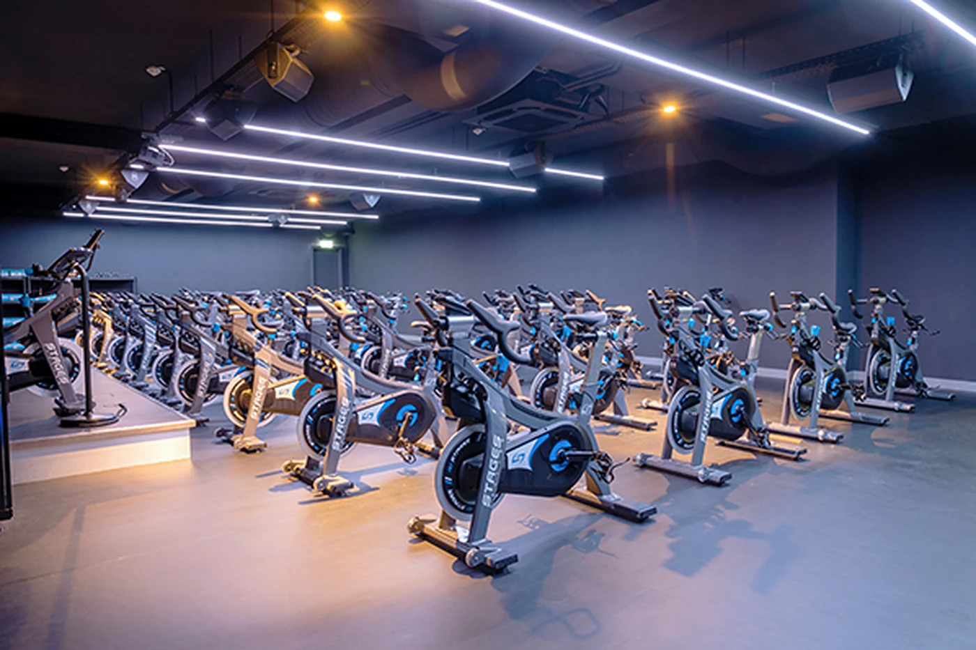 Kursraum mit Reihen von Indoor-Cycling-Rädern