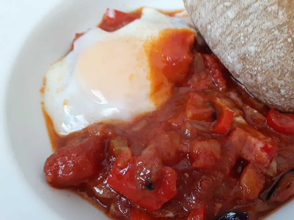 Menemen, türkisches Rührei mit Tomaten und Paprika, serviert mit Fladenbrot