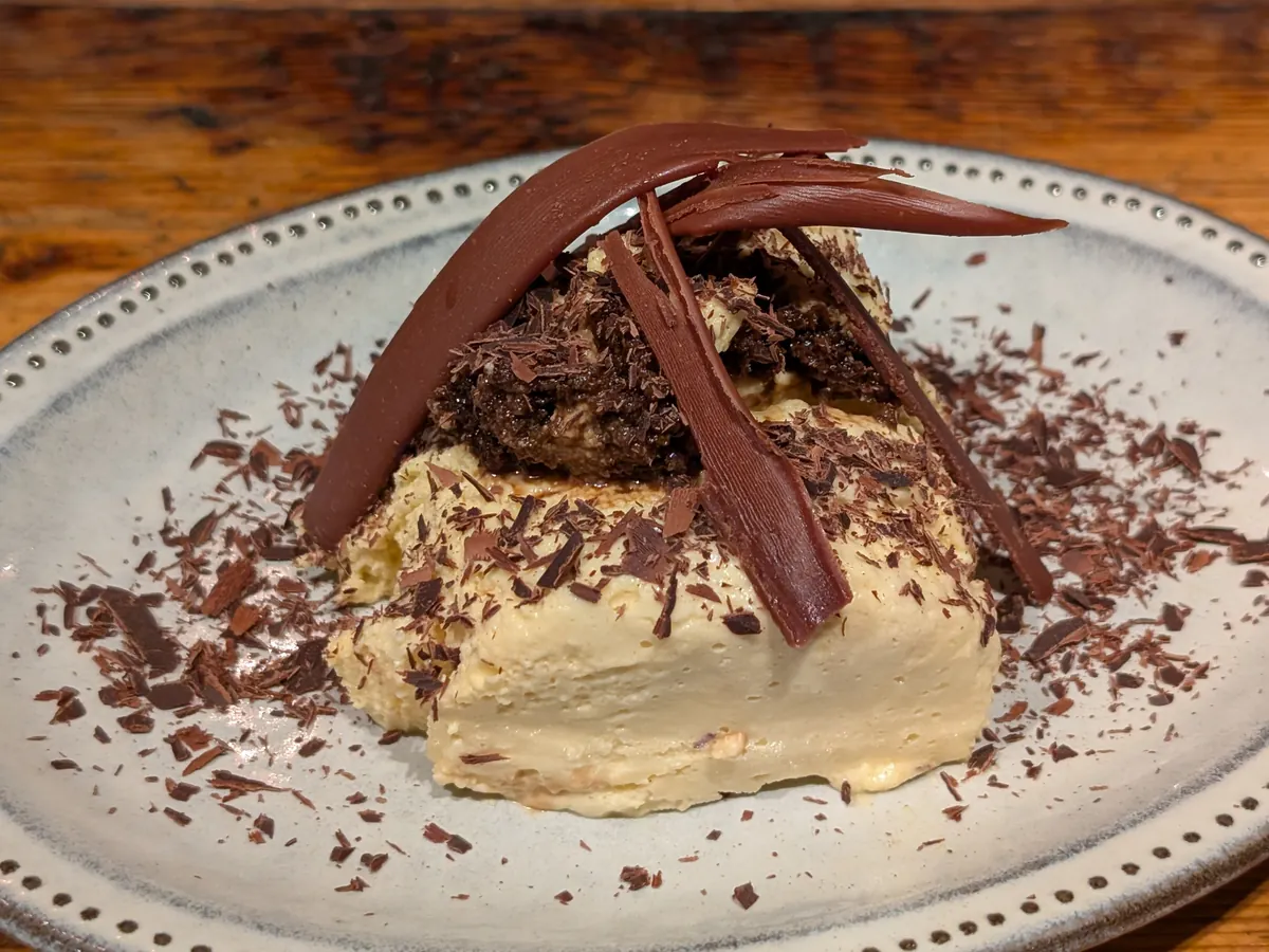 Tiramisu mit Kakaopulver in einer Glasschale