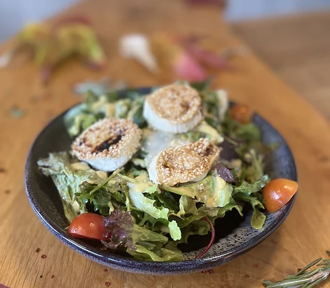 Bunter Salat mit gratiniertem Ziegenkäse in Sesamkruste und Cherrytomaten
