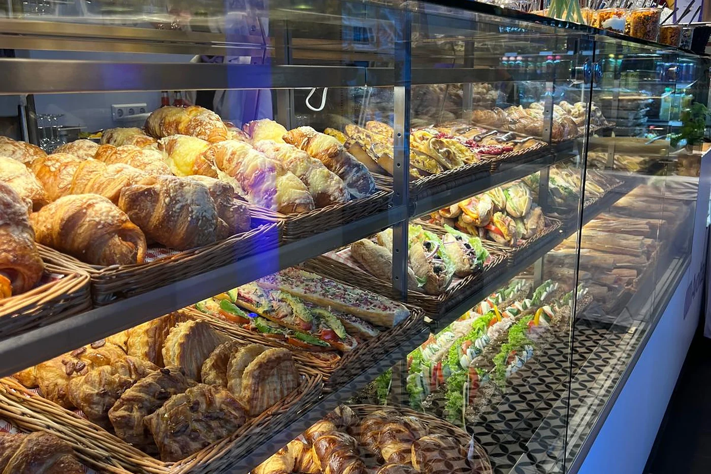 Auslage mit Brot, Brötchen und Gebäck