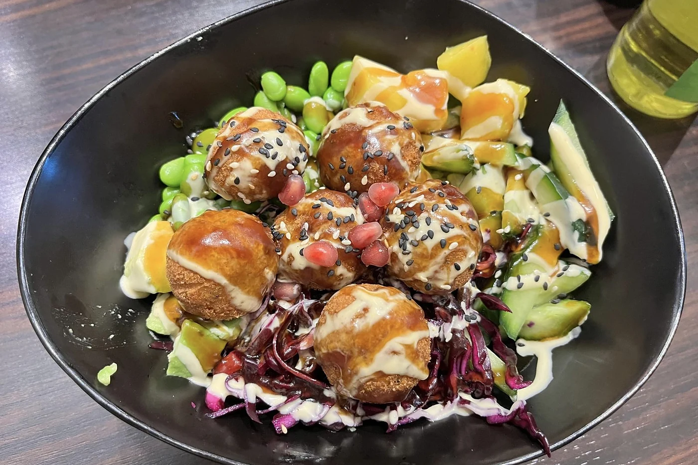 Schale mit Falafel, Salat und heller Soße