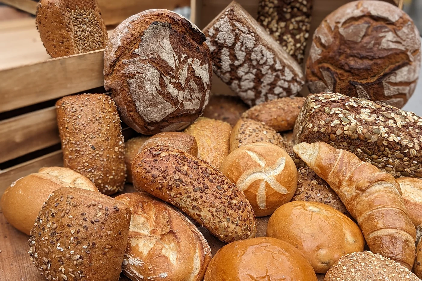 Korb mit Broten, Brötchen und Croissants