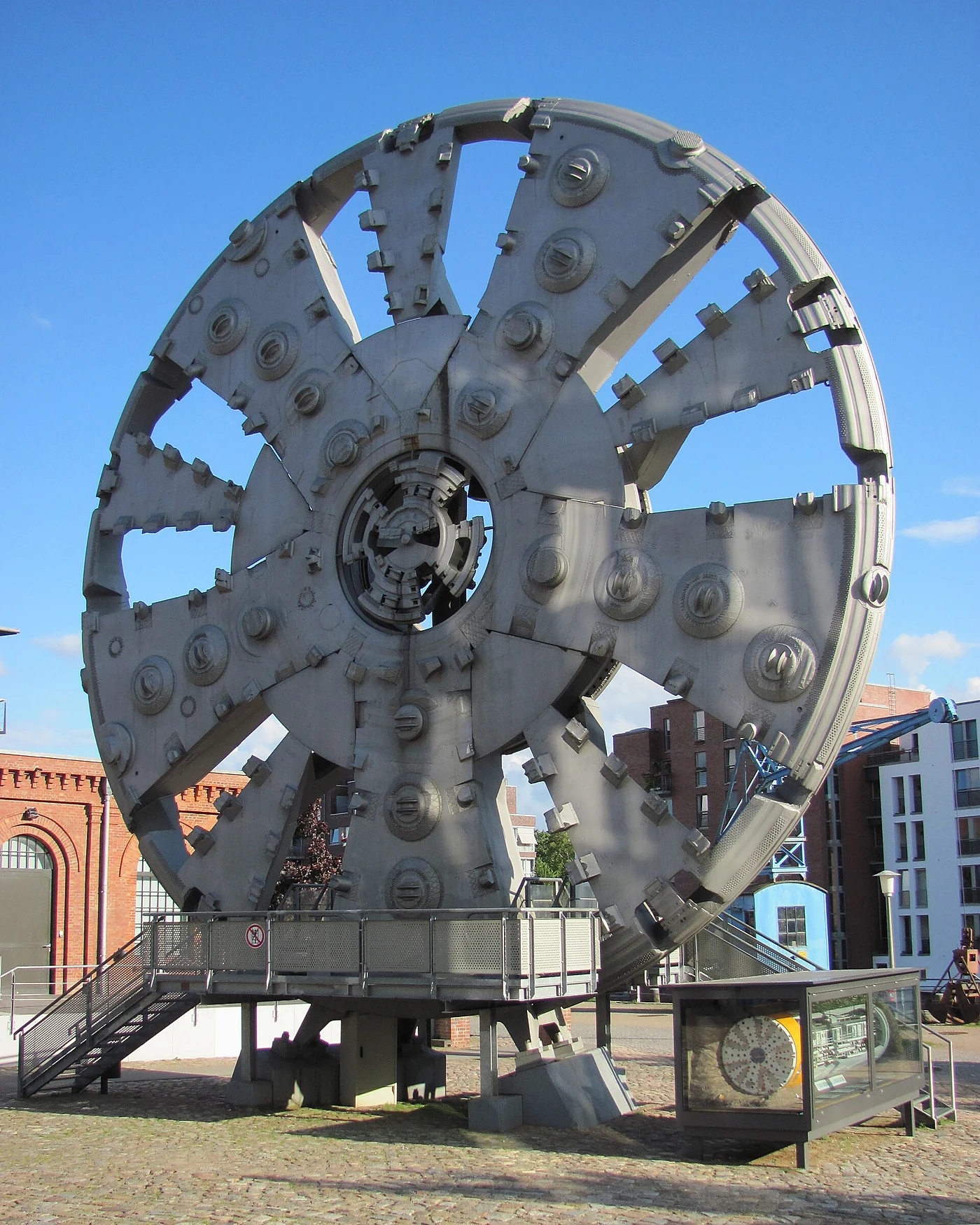 Das graue Schneidrad der Tunnelbohrmaschine TRUDE auf dem Hof des Museums der Arbeit vor blauem Himmel
