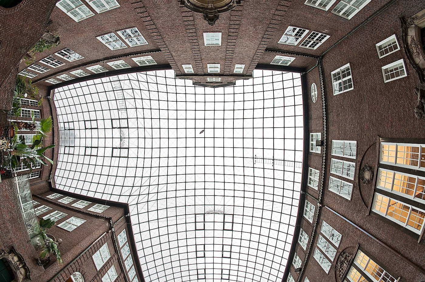 Innenhof des Museums für Hamburgische Geschichte mit dem gewölbten Glasdach und Backsteinwänden, Blick nach oben