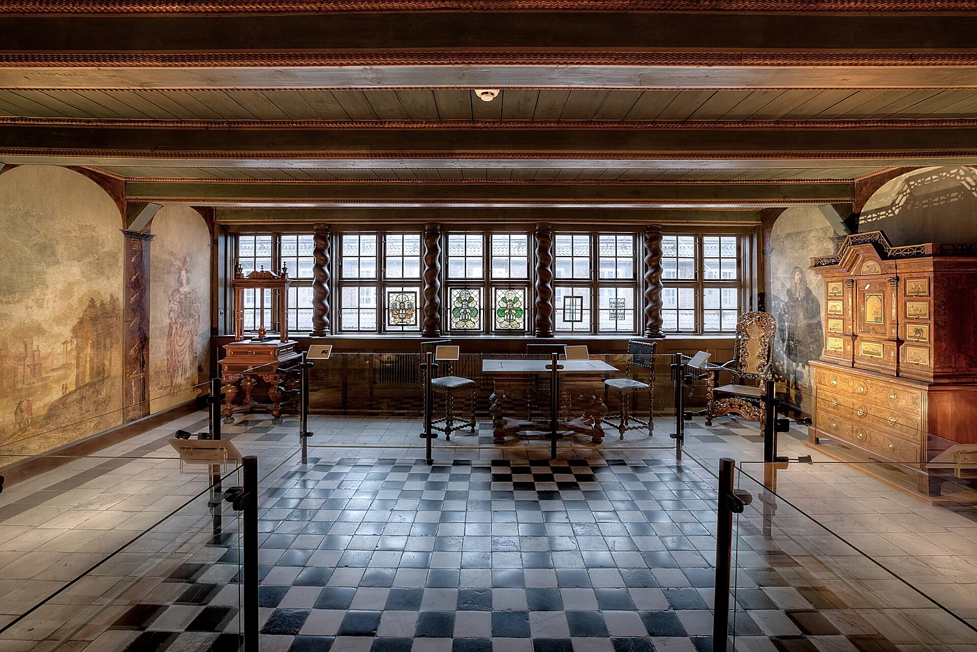 Historischer Saal aus der Deichstraße 53 im Museum für Hamburgische Geschichte mit Wandmalereien, Holzdecke und schwarz-