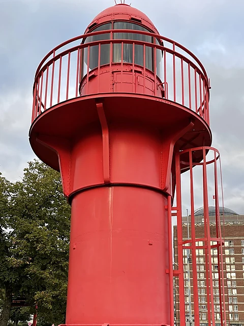 Roter historischer Leuchtturm mit Galerie und Laterne auf der Brücke zum Fähranleger Neumühlen