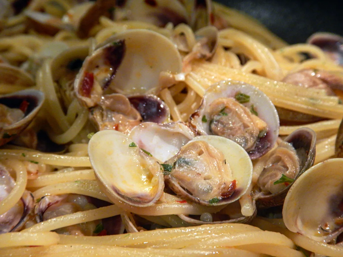 Spaghetti mit Venusmuscheln in Weißwein, Petersilie und Chili