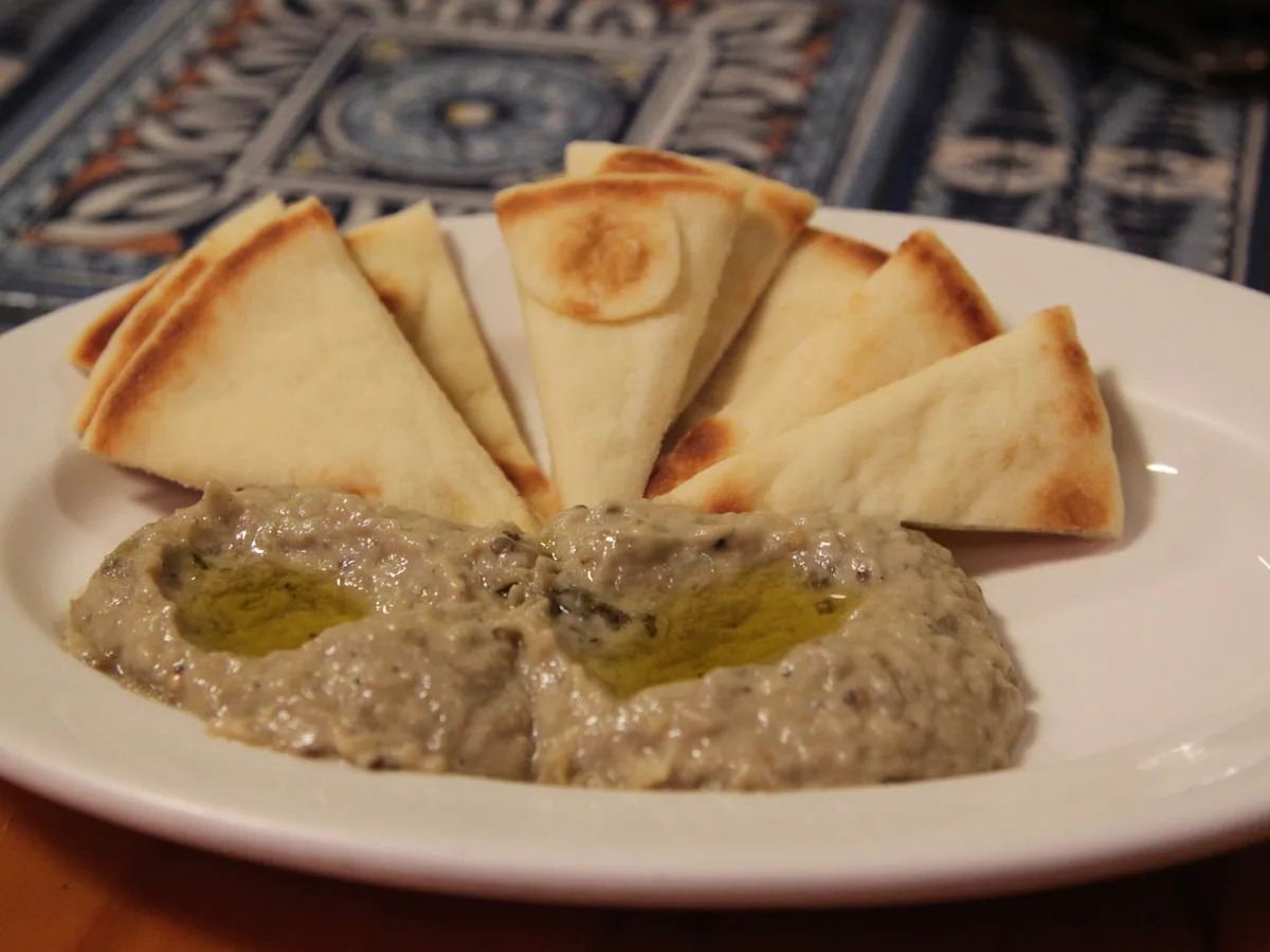 Baba Ganoush mit Olivenöl beträufelt, dazu getoastete Pita-Dreiecke