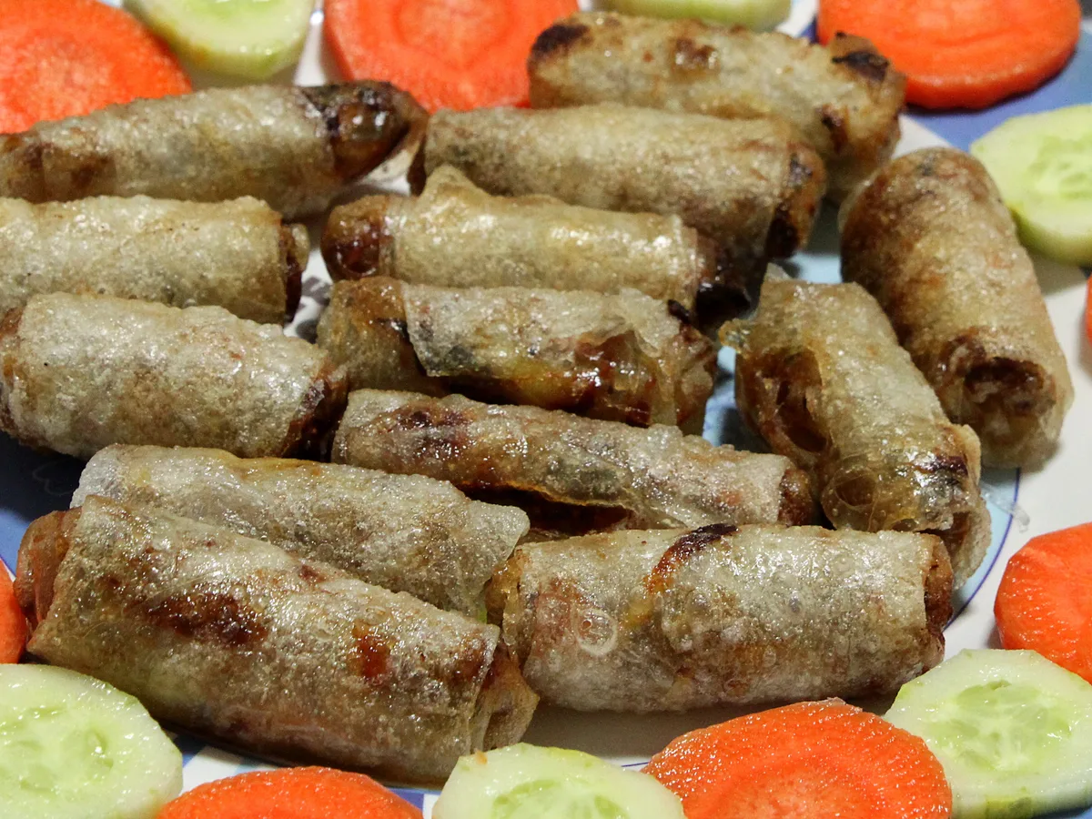 Knusprige vietnamesische Frühlingsrollen mit Karotten- und Gurkenscheiben
