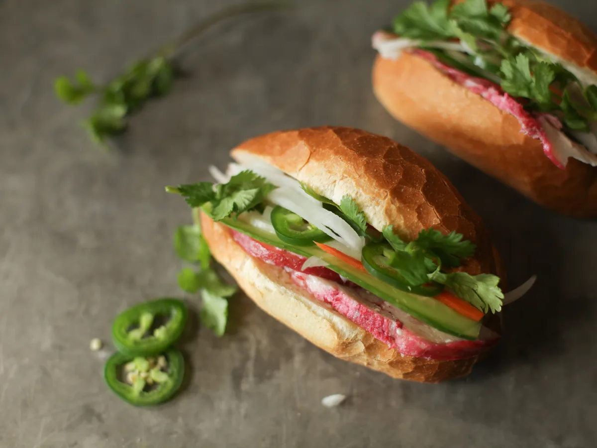 Banh Mi Sandwich mit Fleisch, Gurke, Karotte und Koriander