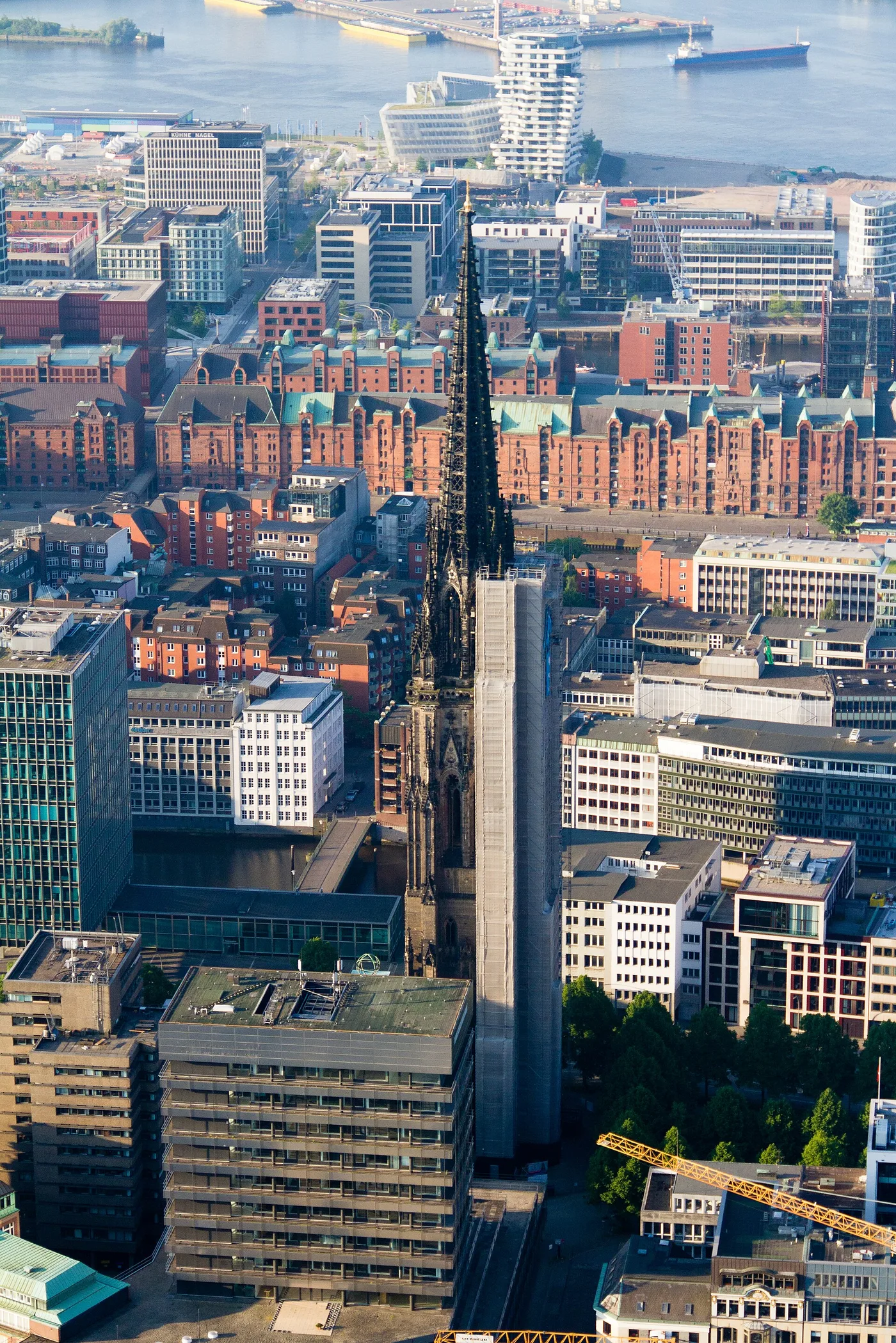 Turm und Ruine des Mahnmals St. Nikolai in der Hamburger Altstadt