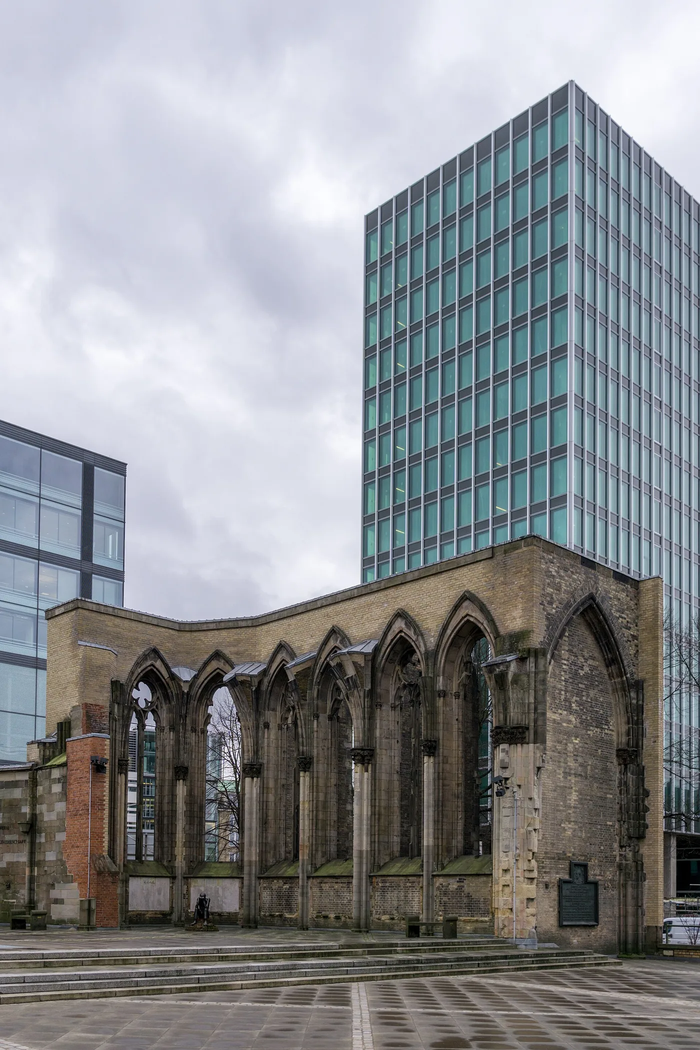Ruine des Kirchenschiffs von St. Nikolai mit erhaltenen Mauern