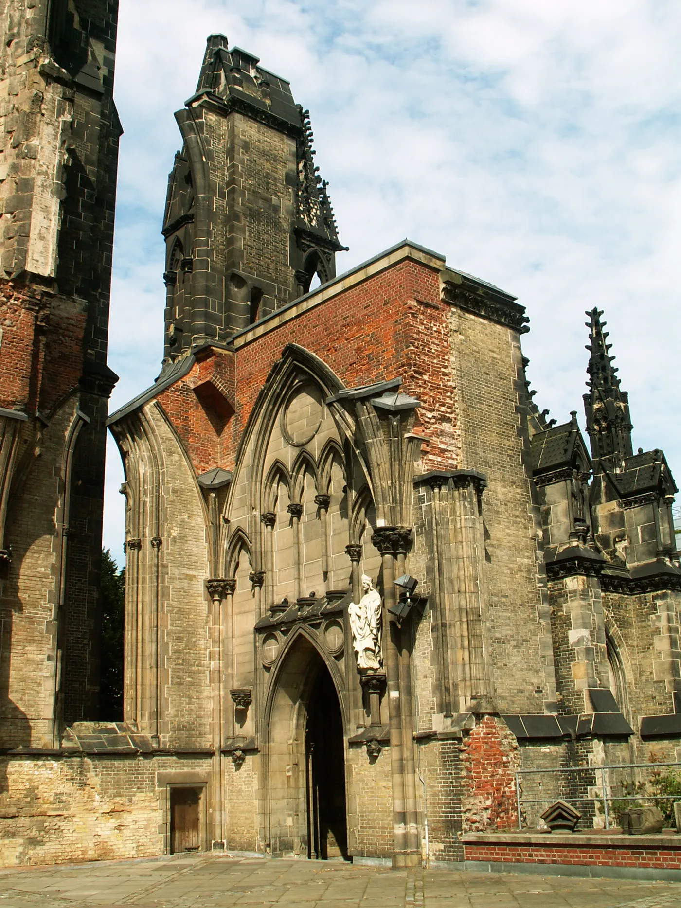 Blick auf das Mahnmal St. Nikolai mit umliegender Bebauung