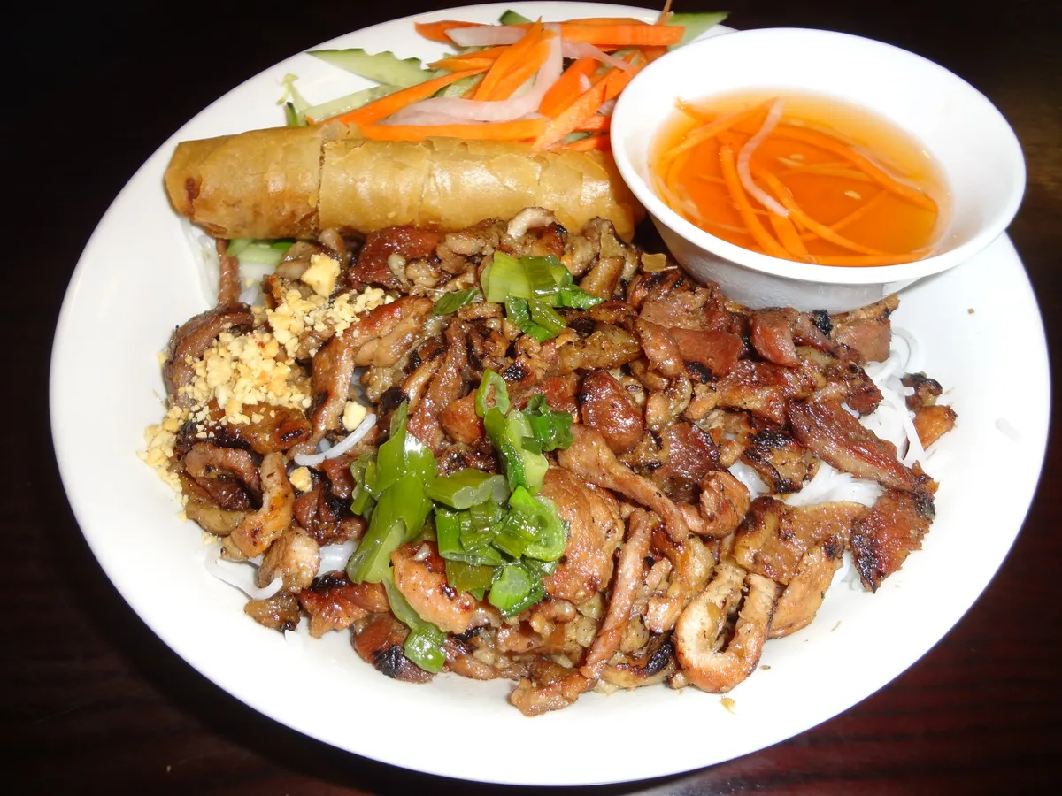 Bún Thịt Nướng mit gegrilltem Fleisch, Reisnudeln, Erdnüssen und Frühlingsrolle