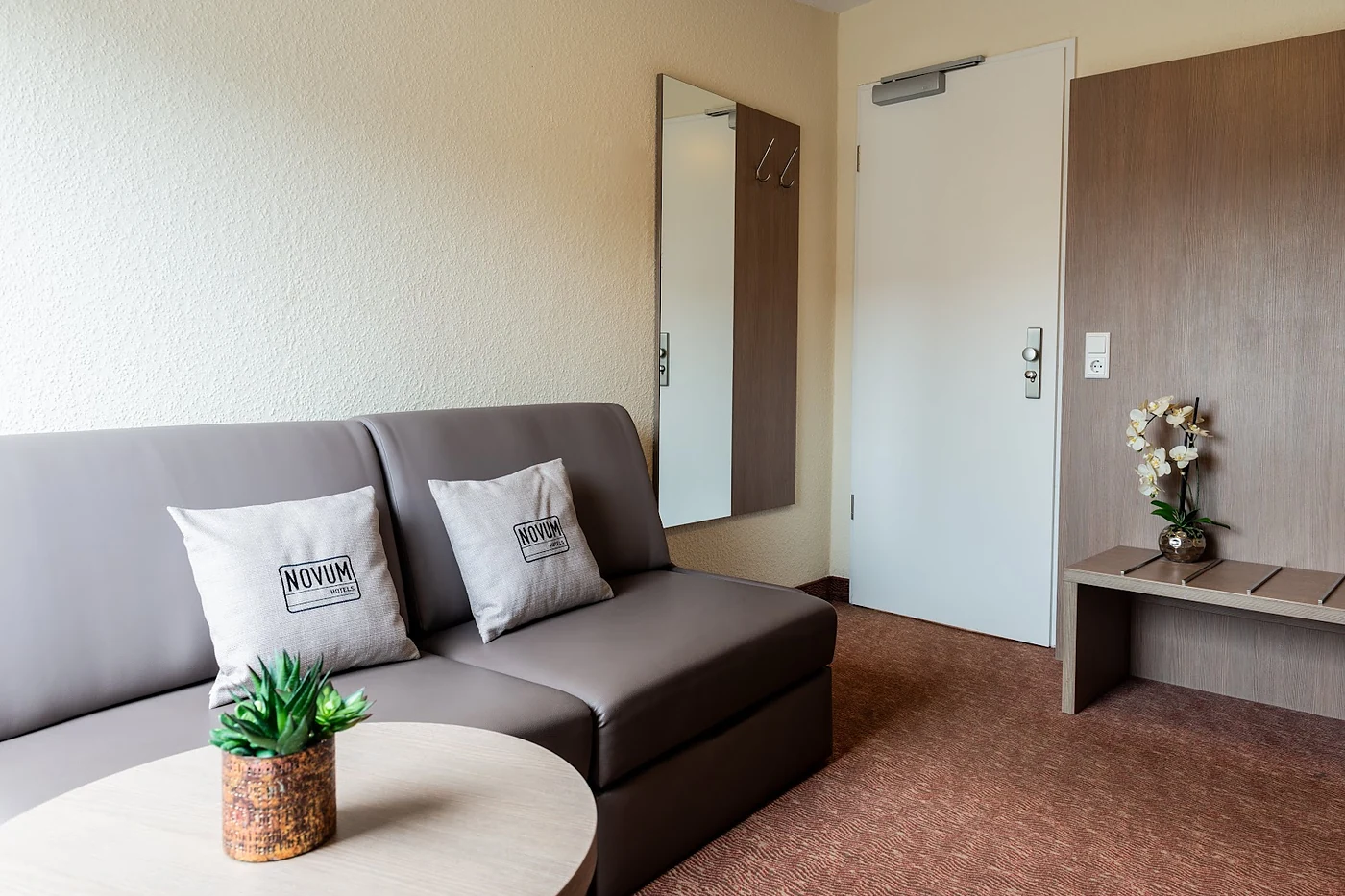 Zimmer mit Sofa, Couchtisch und Fenster
