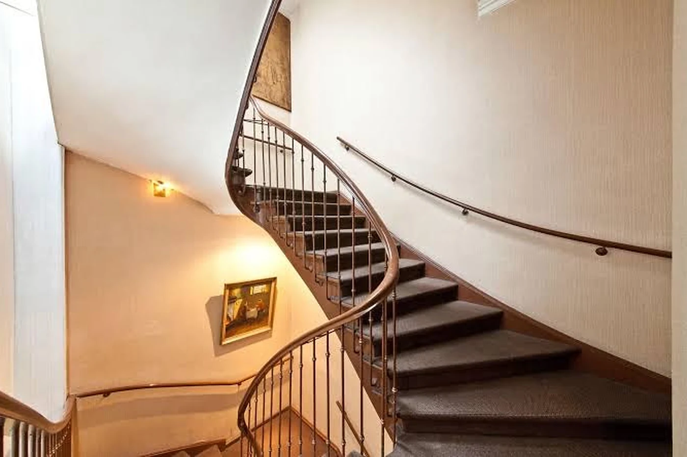 Treppenhaus mit geschwungenem Geländer