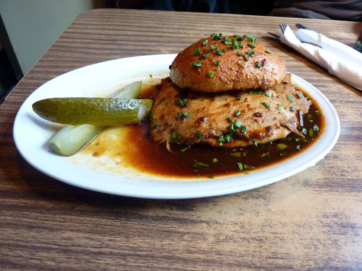 Rundstück warm: Brötchen mit Bratenscheiben und Sauce, dazu Gewürzgurken