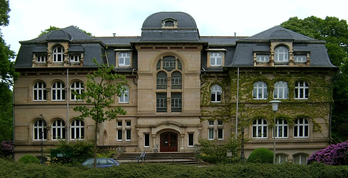 Verwaltungsgebäude des Ohlsdorfer Friedhofs aus Backstein