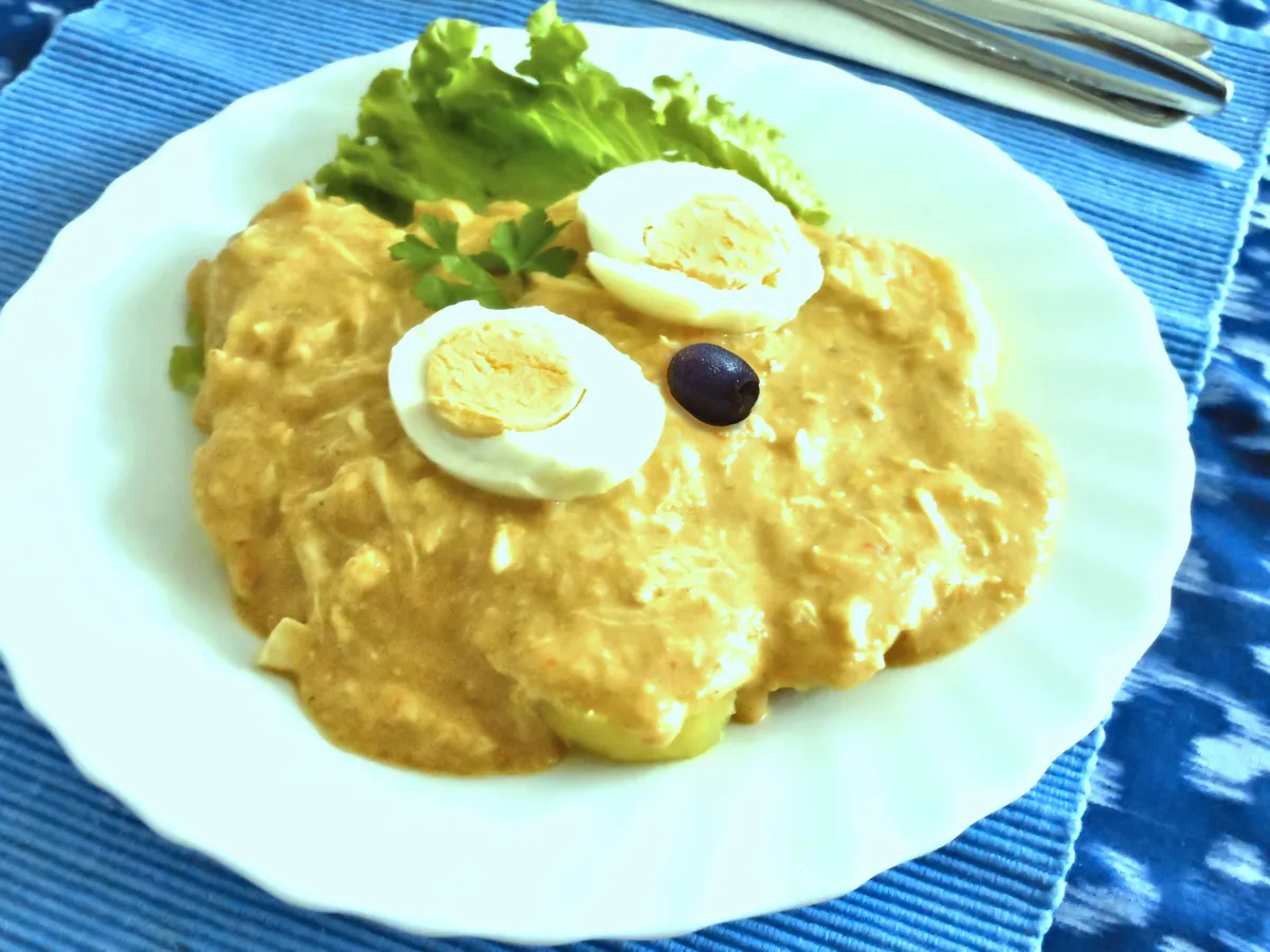 Ají de Gallina mit cremiger gelber Sauce, Ei und schwarzer Olive