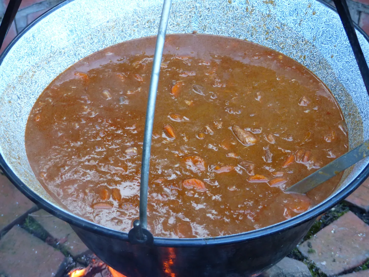 Gulaschsuppe mit Rindfleisch und Paprika in einem Topf
