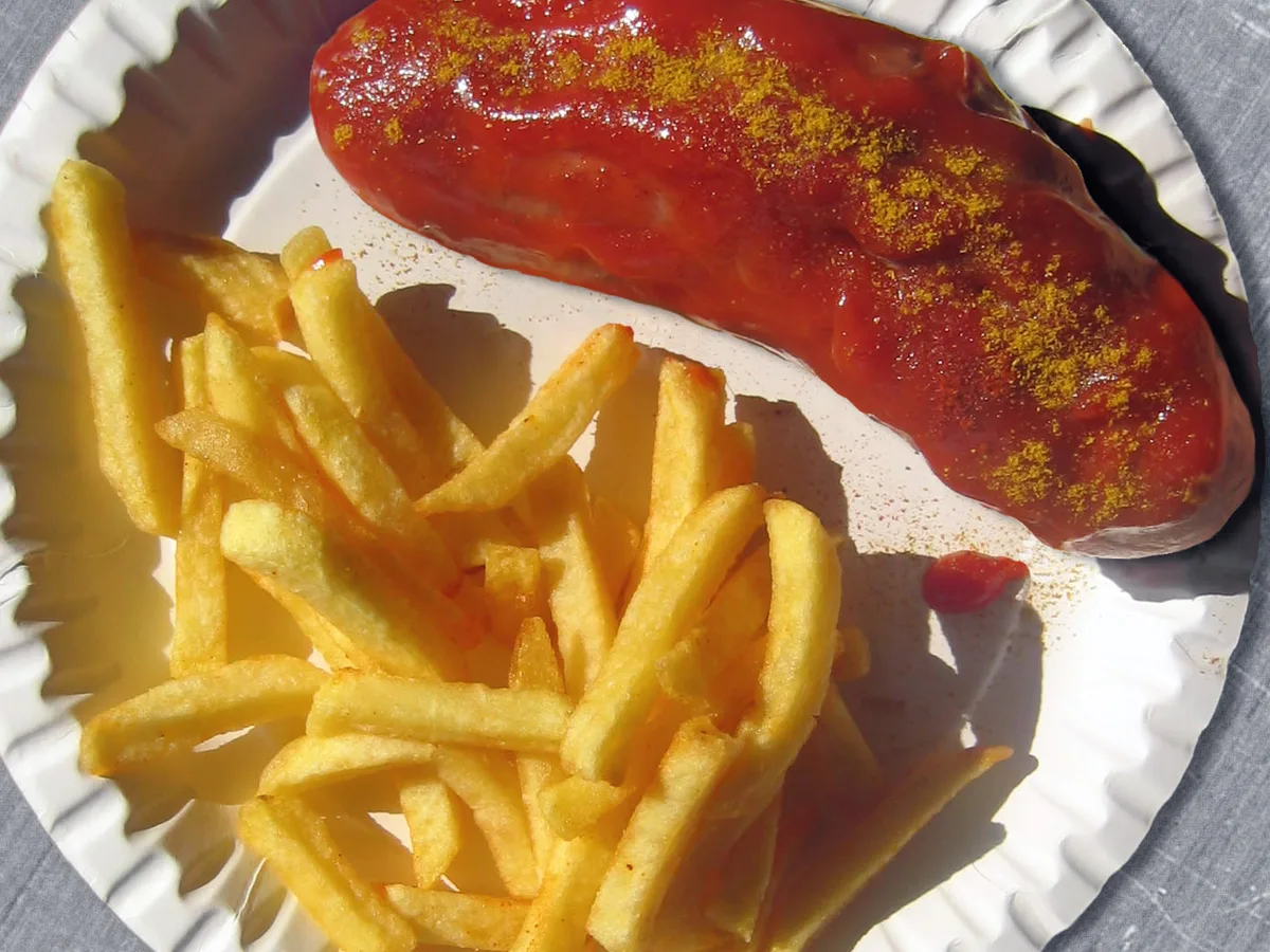 Currywurst mit Currysauce und Pommes frites