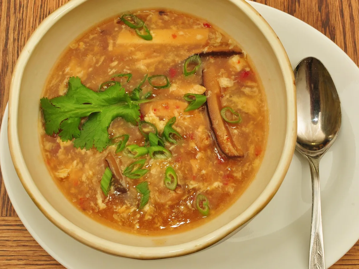 Scharf-saure Suppe mit Pilzen, Ei und Frühlingszwiebeln