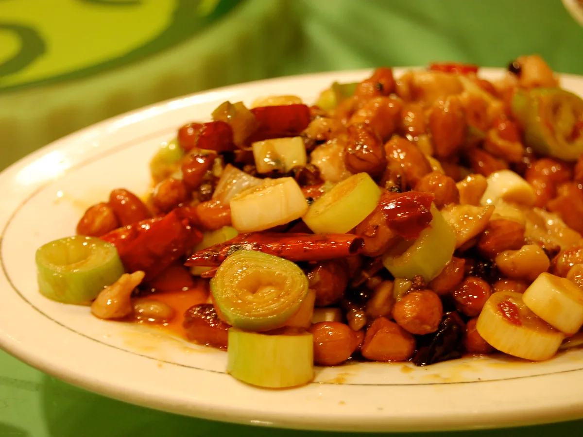 Kung Pao Hähnchen mit Erdnüssen, Frühlingszwiebeln und Chilis
