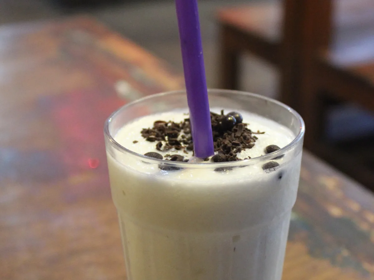 Milkshake mit Schokoladenraspeln in einem Glas