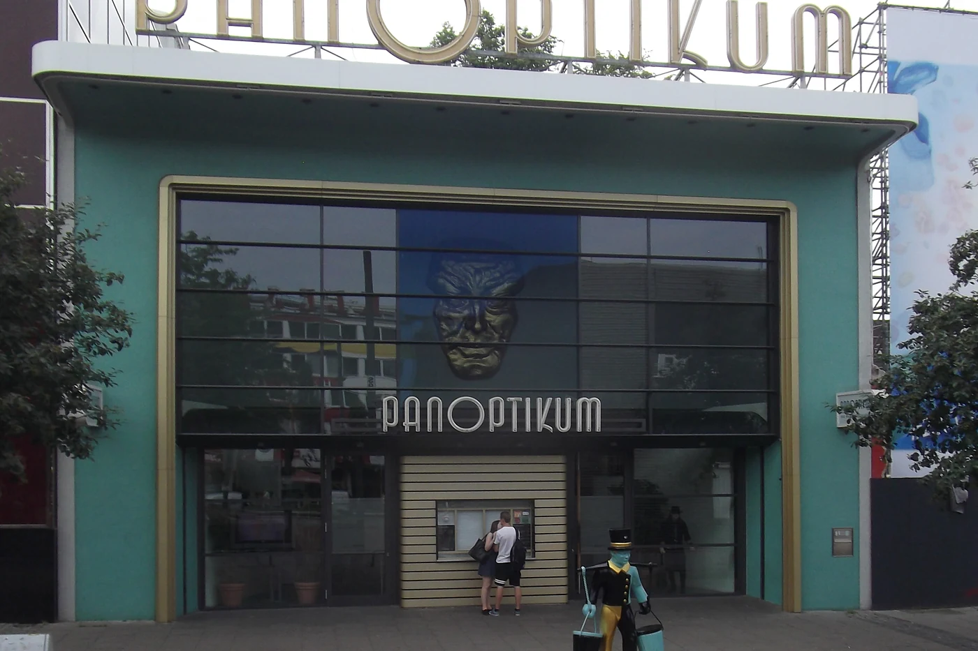 Fassade des Panoptikums am Spielbudenplatz mit dem geschwungenen Schriftzug