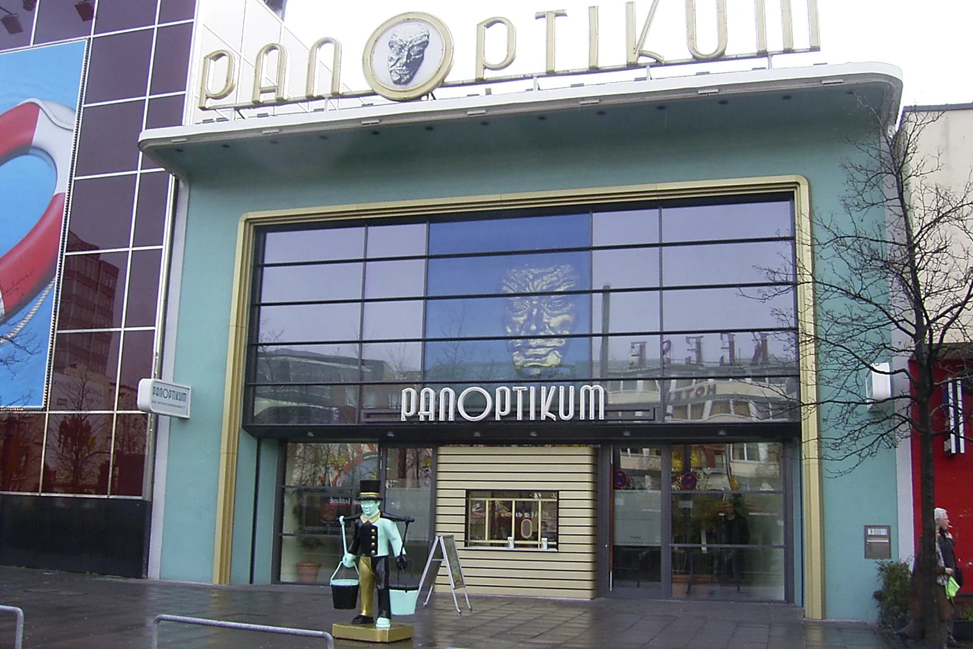 Das Panoptikum von der Straßenseite, türkisfarbene Fassade mit goldenem Schriftzug