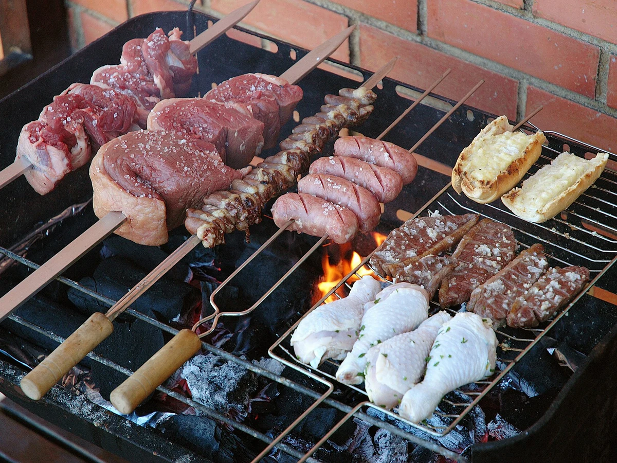 Fleischspieße über Holzkohle beim brasilianischen Churrasco