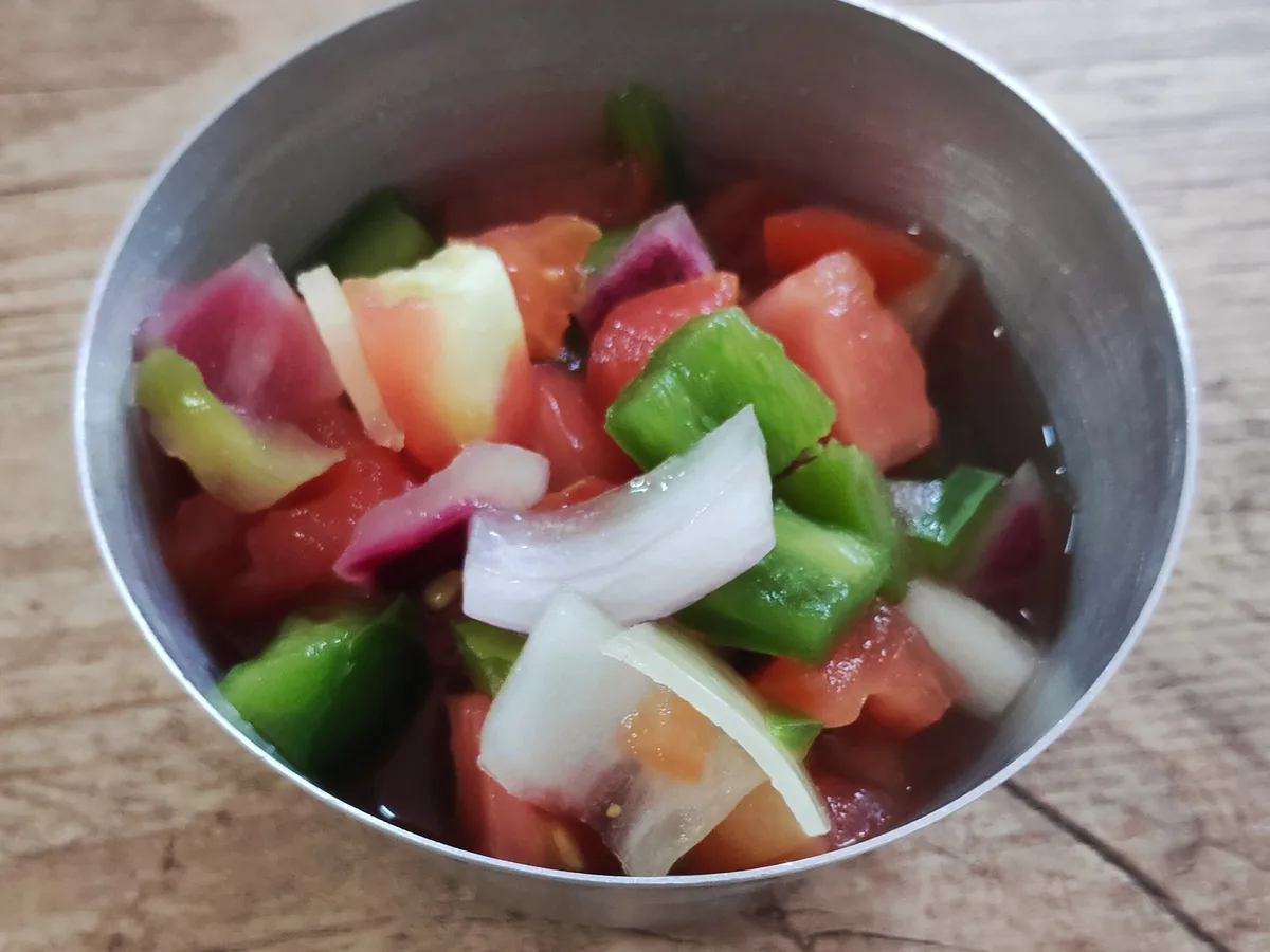 Vinagrete, brasilianischer Salat aus Tomaten, Paprika und Zwiebeln
