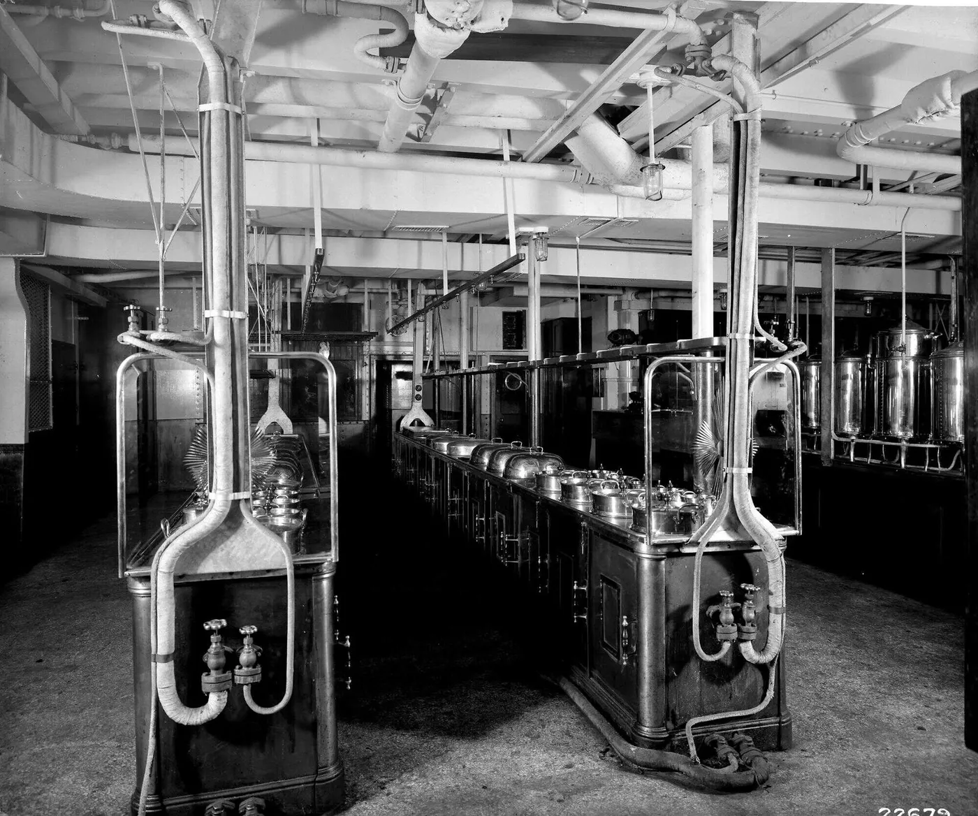 Historische Schiffspantry von 1914 mit Wärmebehältern, Rohrleitungen und Kaffeekesseln