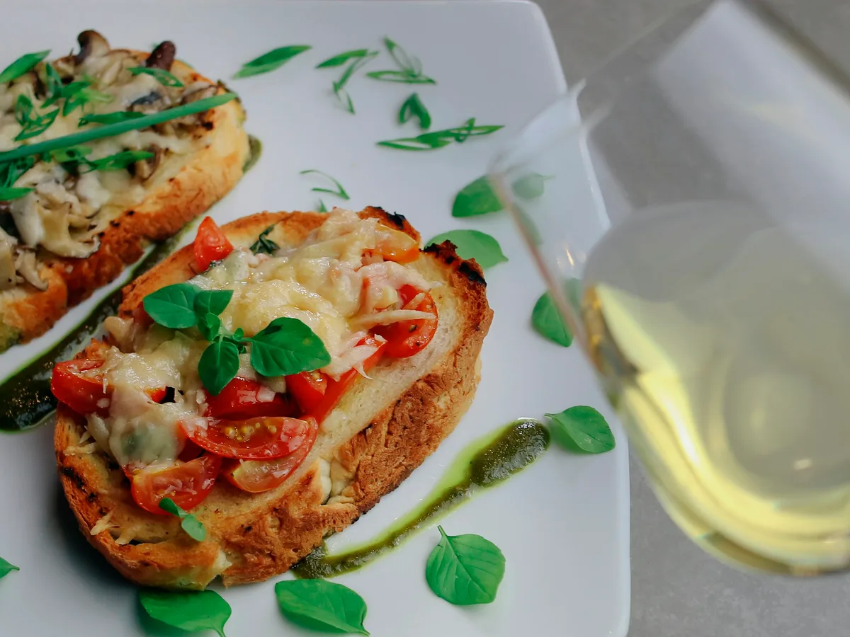 Bruschetta mit Tomaten und Käse auf geröstetem Brot