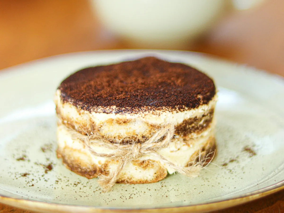 Tiramisu mit Kakaopulver bestäubt auf einem Teller