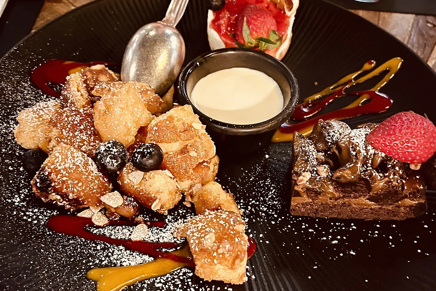 Dessertteller mit Gebäck, Früchten und Creme