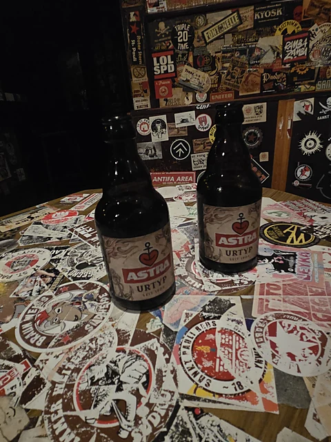 Zwei Astra-Flaschen auf einem mit Aufklebern beklebten Tisch im St. Pauli Eck