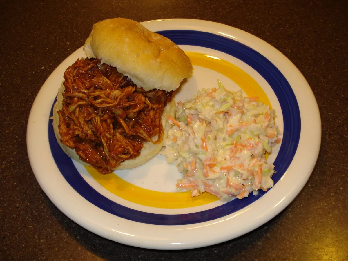 Pulled Pork Sandwich mit Krautsalat