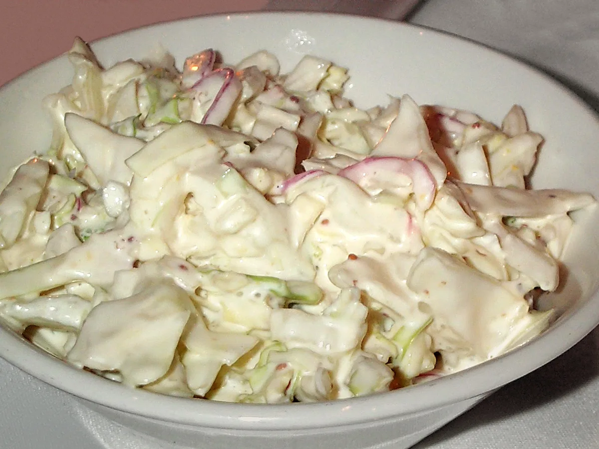 Krautsalat als Beilage in einer Schüssel