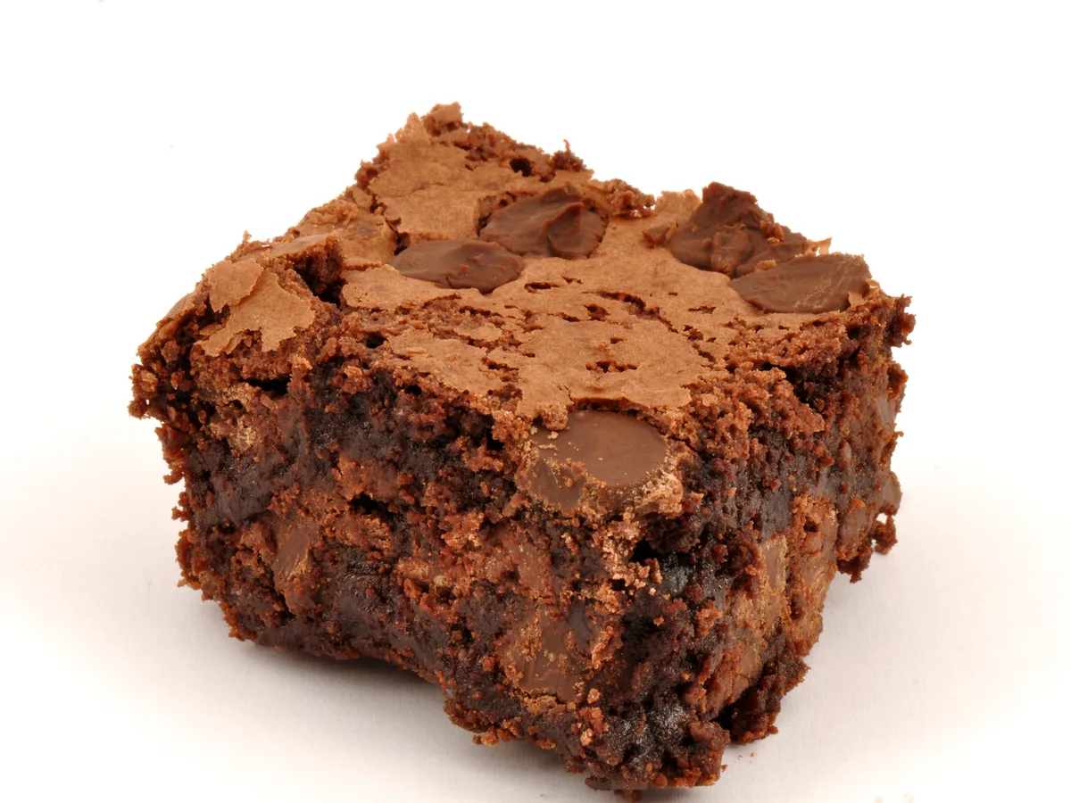 Schokoladen-Brownie mit Schokostückchen