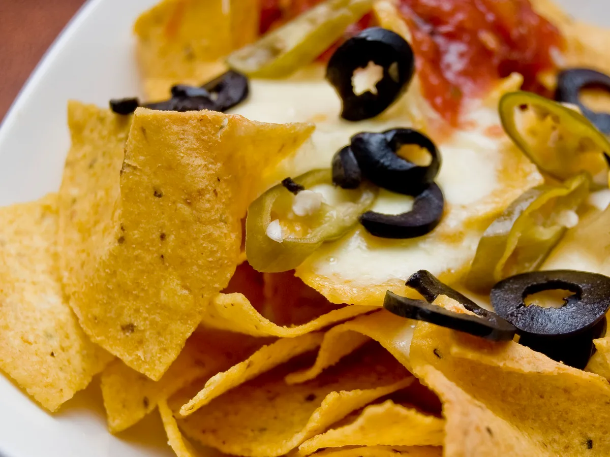 Nachos mit Käse, Jalapeños, Oliven und Salsa