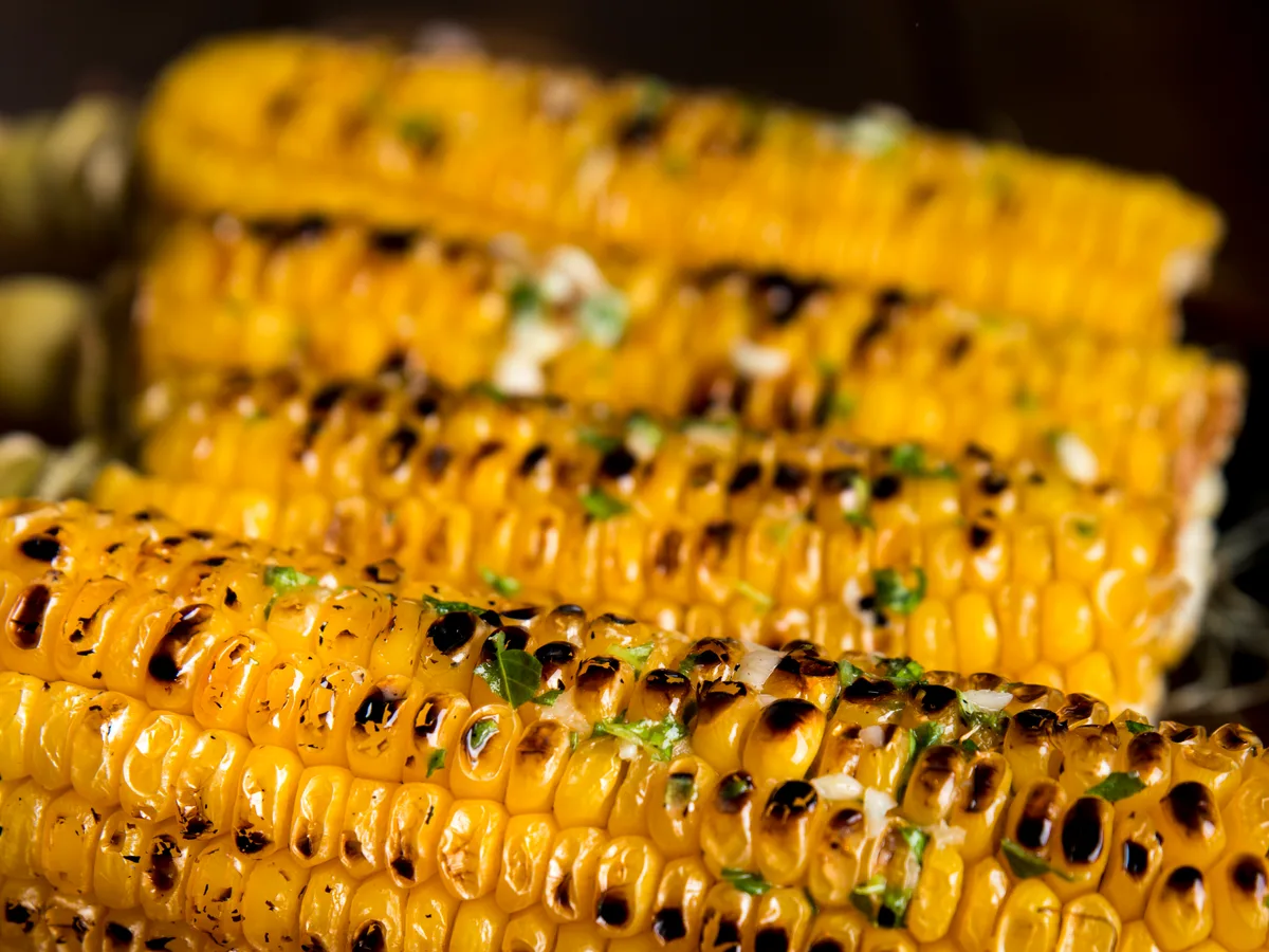 Gegrillter Maiskolben mit Kräutern