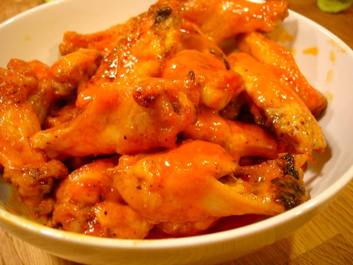 Chicken Wings in scharfer Sauce in einer Schüssel