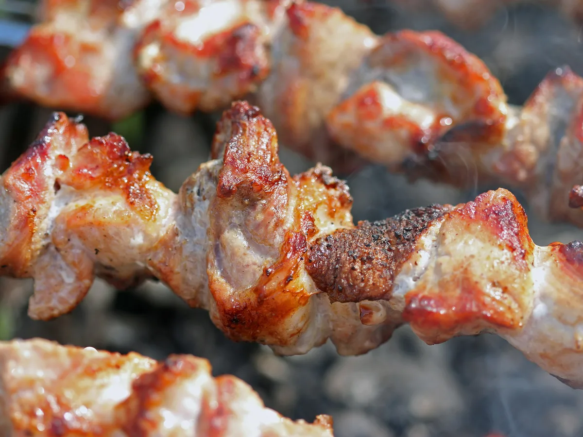 Fleischspieße auf dem Grill mit knuspriger Kruste