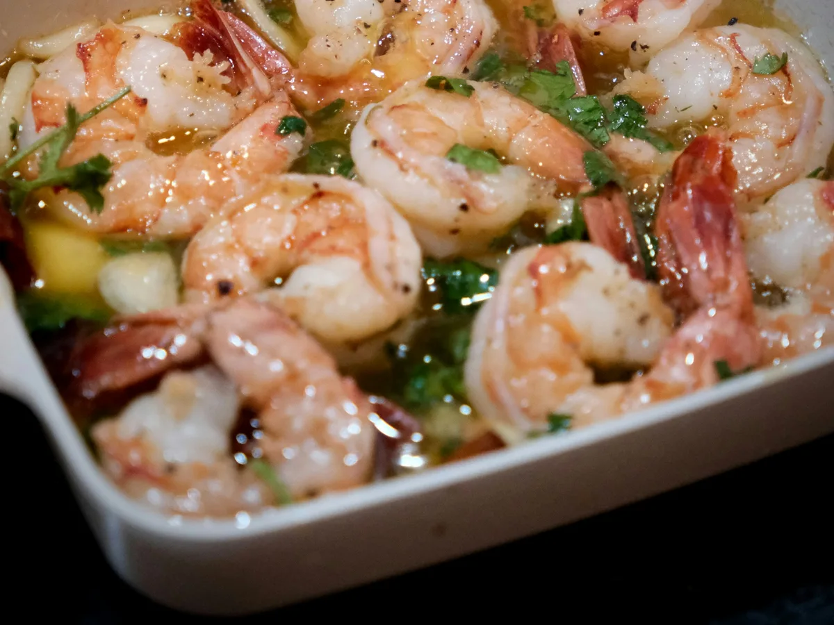 Knoblauch-Garnelen in Olivenöl mit Kräutern