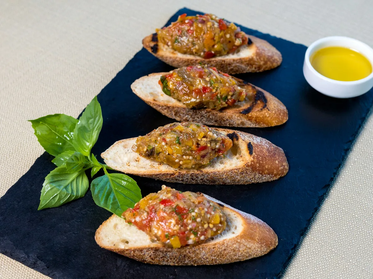 Geröstetes Brot mit mediterranem Gemüse-Topping