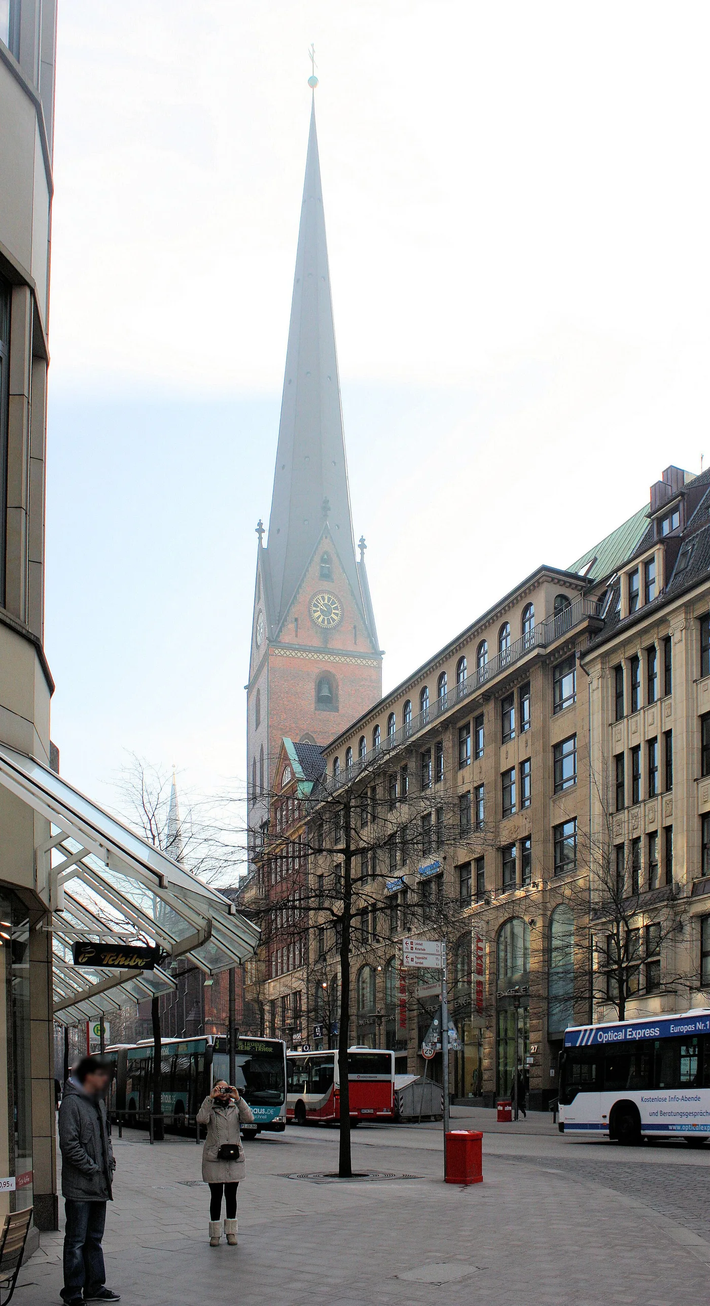 Turm der Petrikirche über der Mönckebergstraße in Hamburg