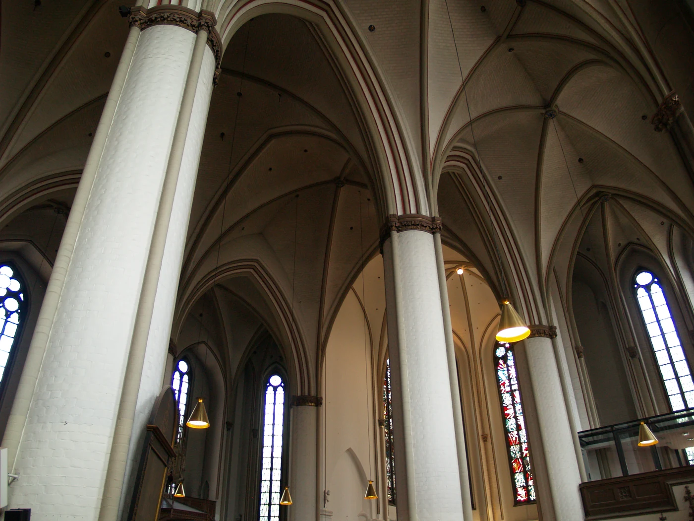 Innenraum der Hauptkirche Sankt Petri mit neugotischem Gewölbe