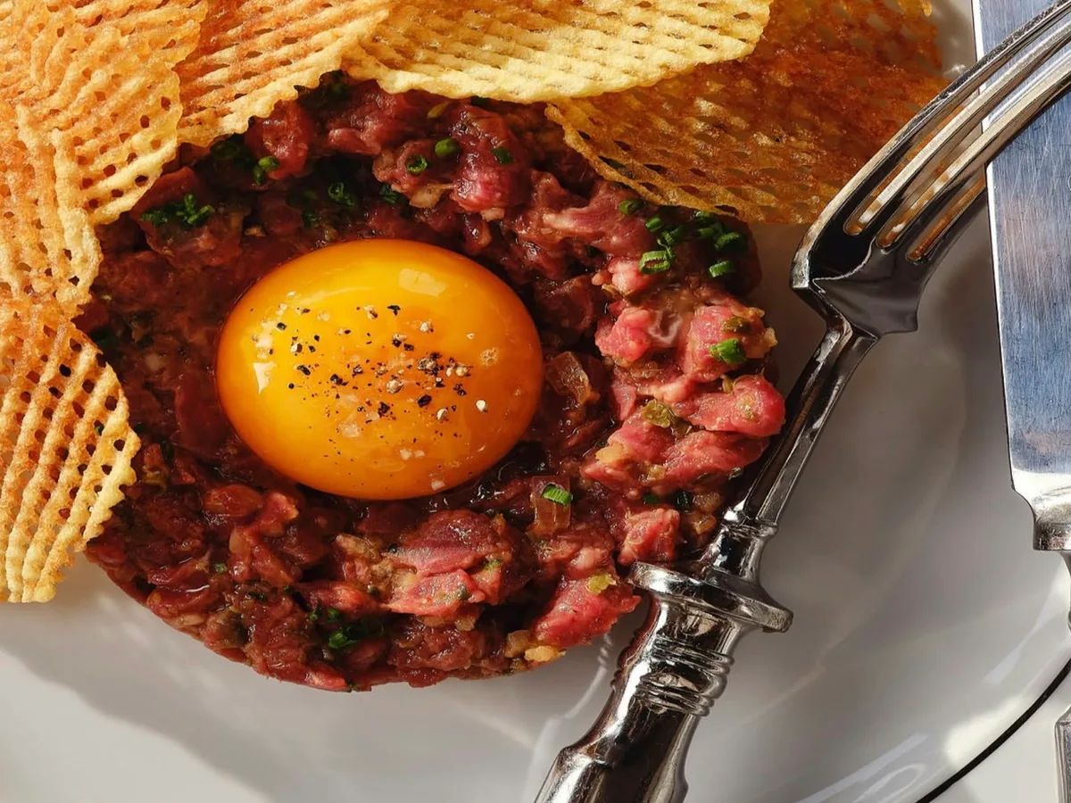 Rindertatar mit Eigelb, Kräutern und Kartoffelchips